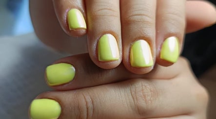 Uñas esmaltadas color limón en Egland_beauty_nails, Estación Central, Región Metropolitana, CL.
