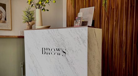 Recepción acogedora de BROWS BY LILI CÁZARES en Santiago de Querétaro, Querétaro, MX con decoración elegante.
