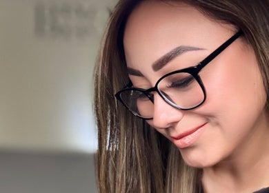 Especialista en belleza en BROWS BY LILI CÁZARES, Santiago de Querétaro, Querétaro, MX, mostrando excelente trabajo.