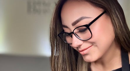 Especialista en belleza en BROWS BY LILI CÁZARES, Santiago de Querétaro, Querétaro, MX, mostrando excelente trabajo.