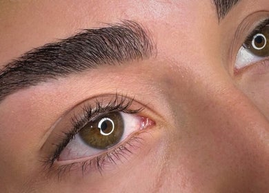 Realce de cejas exquisitas en BROWS BY LILI CÁZARES, Santiago de Querétaro, Querétaro, MX, mostrando detalle cuidado.