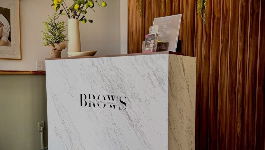 Recepción de Brows By Lili Cázares en Santiago de Querétaro, Querétaro, MX, con decoración moderna y acogedora.