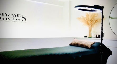 Sala de tratamiento en Brows By Lili Cázares, Santiago de Querétaro, Querétaro, MX. Ambiente moderno y relajante.
