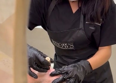 Profesional en Brows By Lili Cázares, Santiago de Querétaro, realizando tratamiento de cejas.