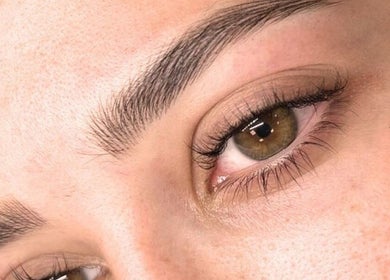 Primer plano de cejas y pestañas cuidadas en Brows By Lili Cázares, Santiago de Querétaro, Querétaro, MX.