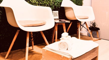 Espacio acogedor en Brows By Lili Cázares, Santiago de Querétaro, MX, con sillas modernas y toalla blanca.