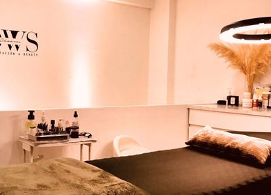 Interior acogedor de Brows By Lili Cázares en Santiago de Querétaro, Querétaro, MX con cama de spa y productos de belleza.