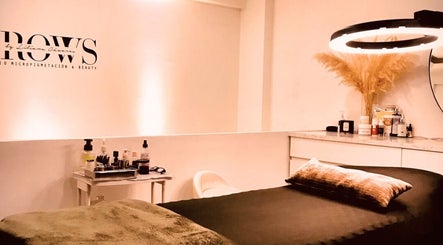 Interior acogedor de Brows By Lili Cázares en Santiago de Querétaro, Querétaro, MX con cama de spa y productos de belleza.