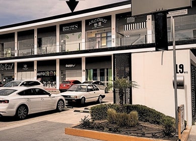 Fachada de 'Brows By Lili Cázares' en Santiago de Querétaro, MX destacando su moderno diseño.