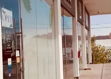 Entrada principal de Brows By Lili Cázares en Santiago de Querétaro, Querétaro, MX, con fachada de cristal.