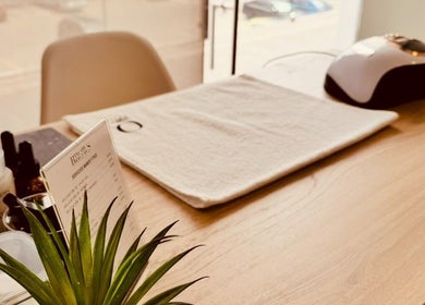 Mesa de manicura en Brows By Lili Cázares, Santiago de Querétaro, Querétaro, MX con decoración moderna.