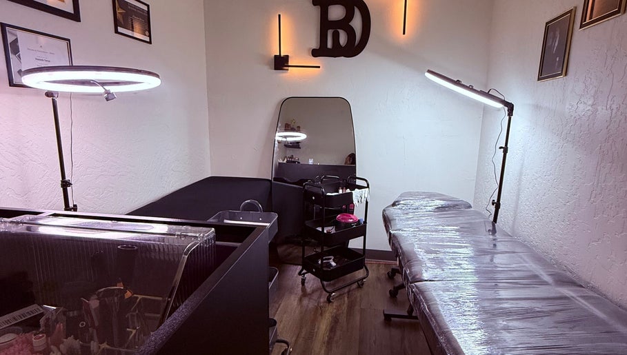 Sala de terapia en Danibrows Academy en Phoenix, Arizona, US, equipada con iluminación moderna y camilla.