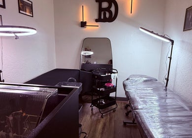 Sala de terapia en Danibrows Academy en Phoenix, Arizona, US, equipada con iluminación moderna y camilla.