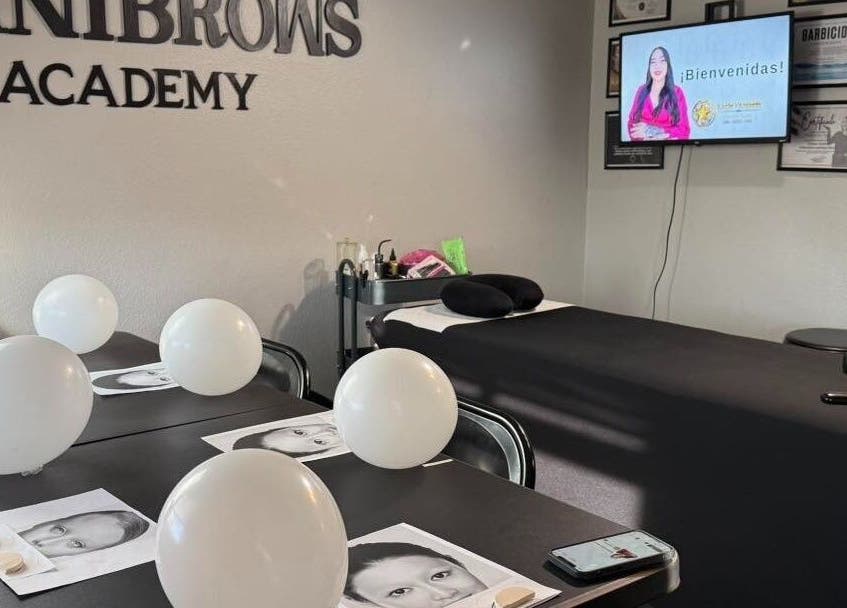Espacio de aprendizaje en Danibrows, Phoenix, Arizona, US con mesas preparadas para formación en belleza.