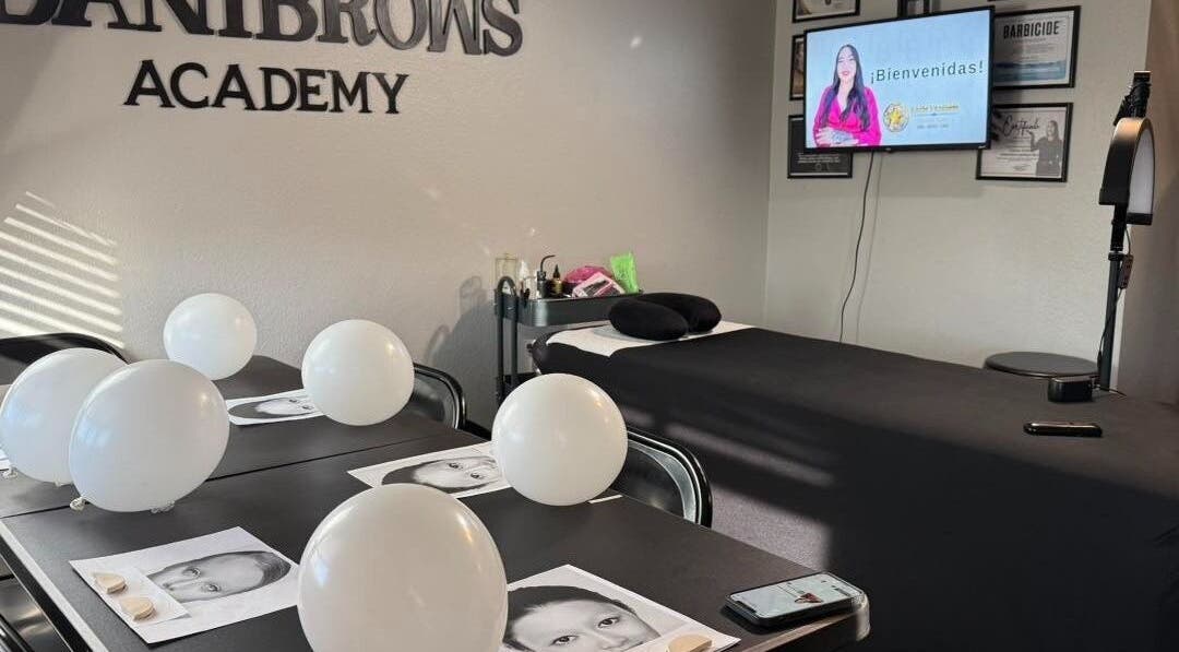 Espacio de aprendizaje en Danibrows, Phoenix, Arizona, US con mesas preparadas para formación en belleza.