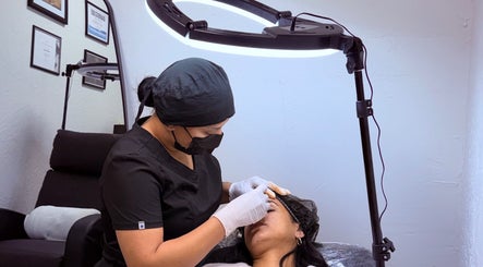 Tratamiento de cejas en Danibrows, Phoenix, Arizona, US. Profesional aplica técnicas precisas.