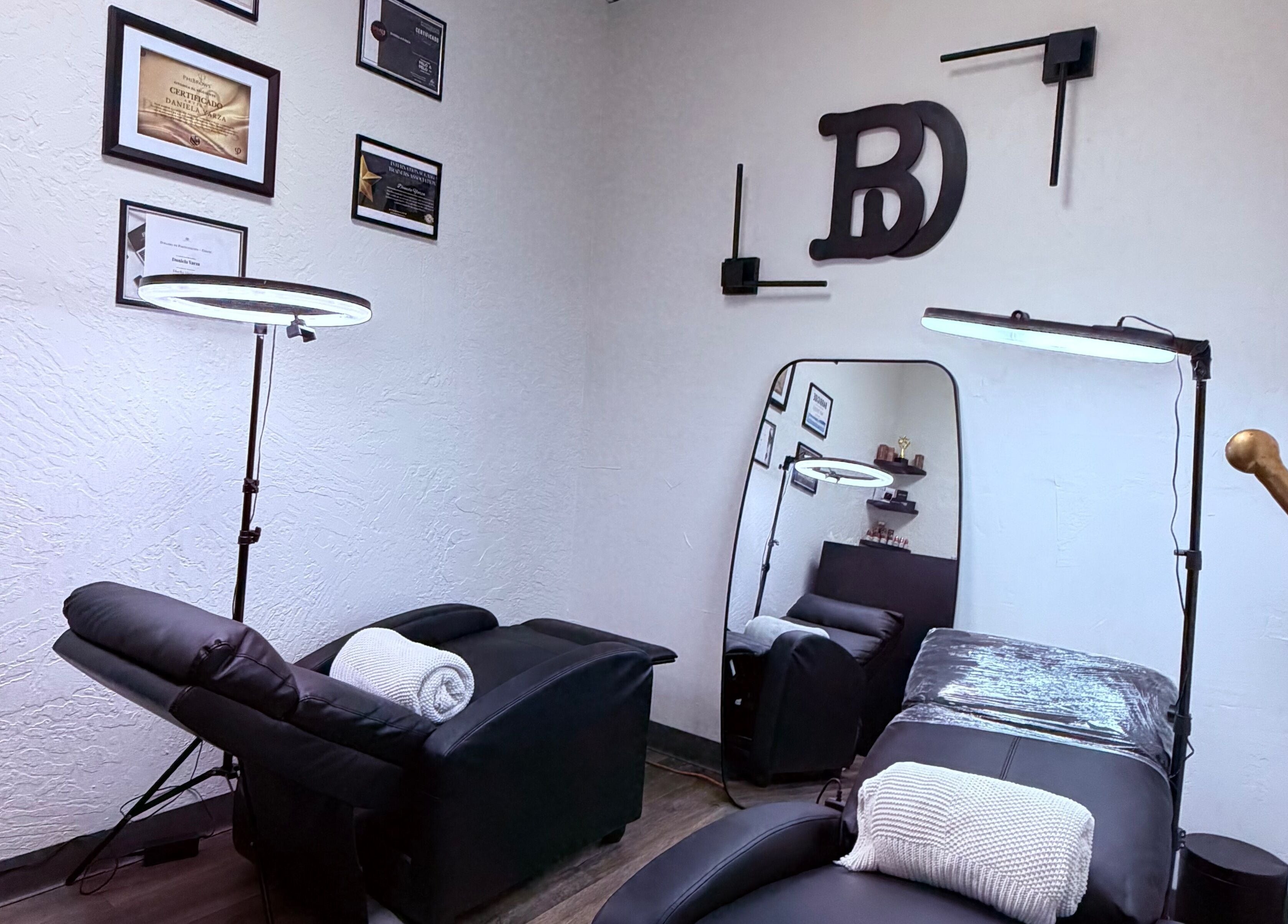 Interior de Danibrows en Phoenix, Arizona, US; lujoso salón de belleza con sillas de tratamiento y decoraciones elegantes.