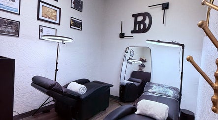 Interior de Danibrows en Phoenix, Arizona, US; lujoso salón de belleza con sillas de tratamiento y decoraciones elegantes.