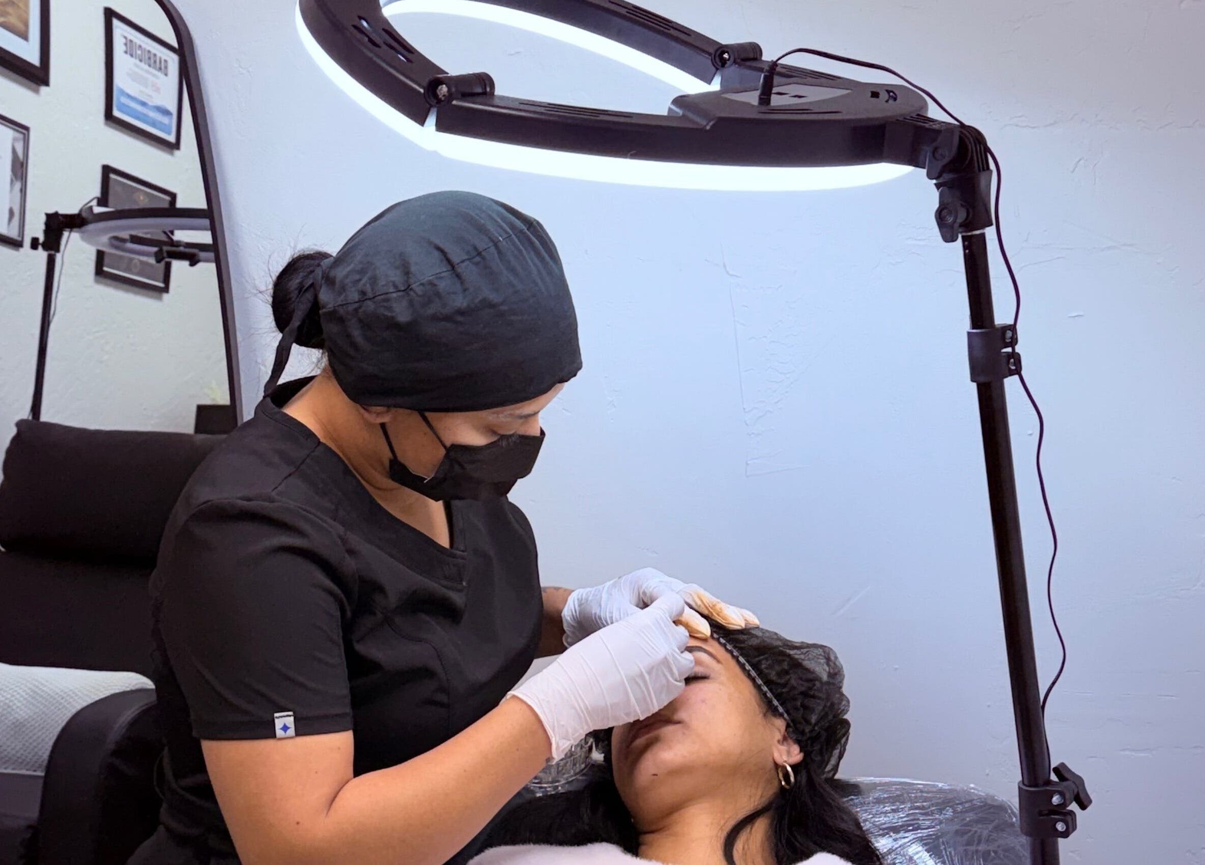 Tratamiento de cejas en Danibrows, Phoenix, Arizona, US, mostrando atención profesional.