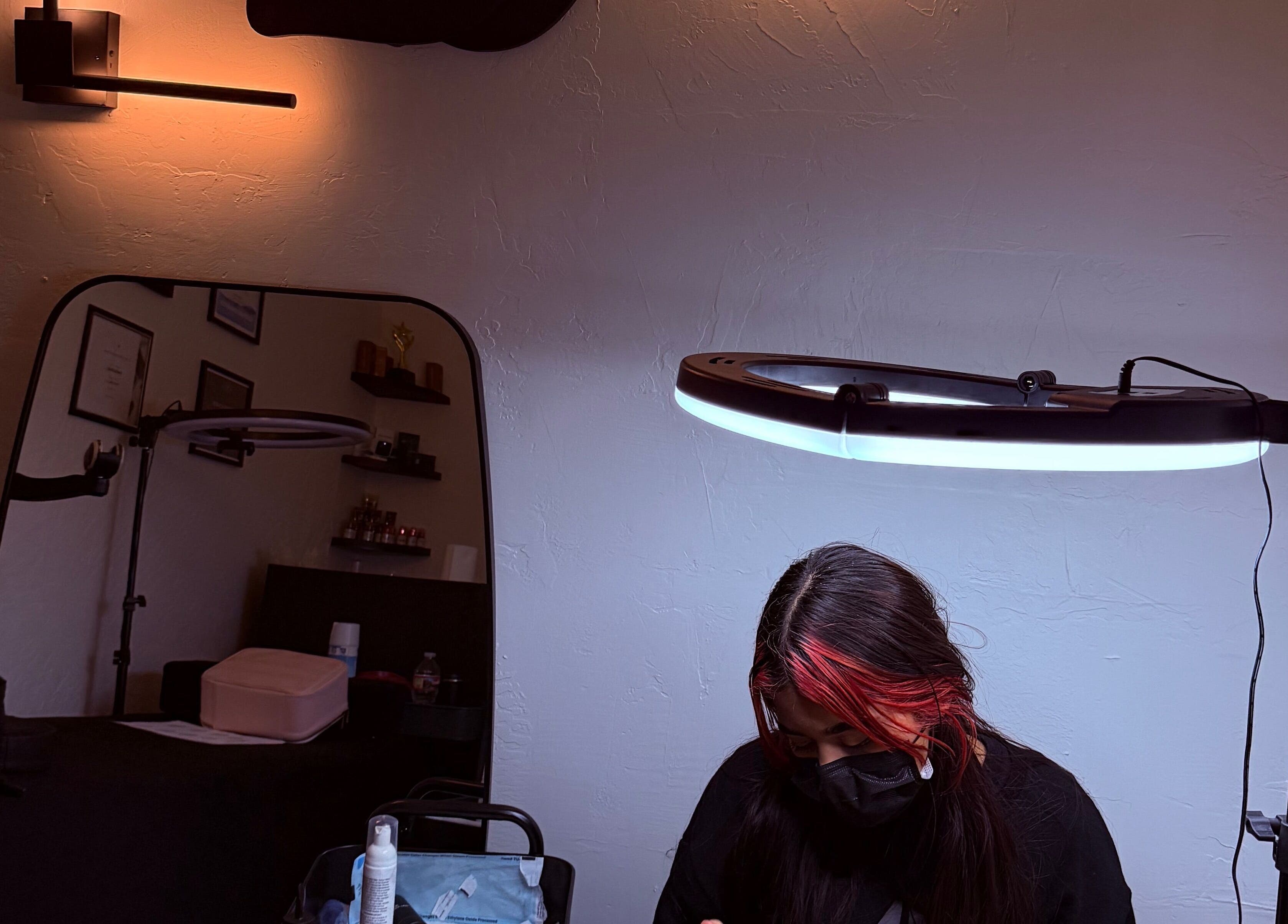 Técnica en Danibrows trabajando bajo luz suave en Phoenix, Arizona, US.