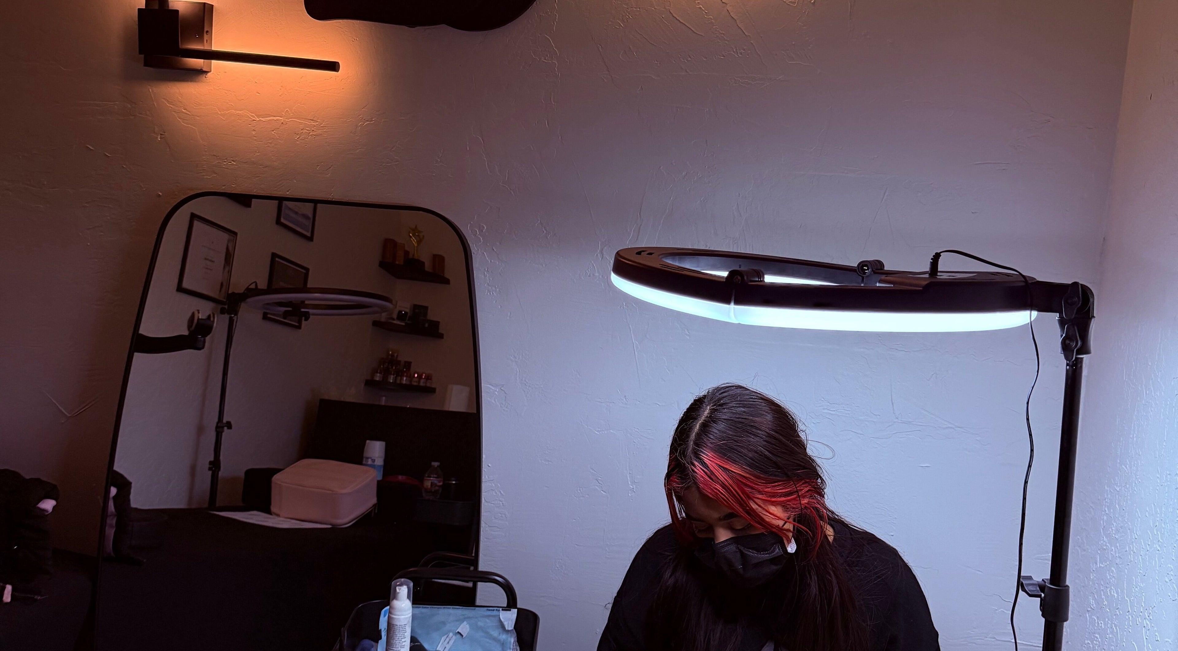 Técnica en Danibrows trabajando bajo luz suave en Phoenix, Arizona, US.