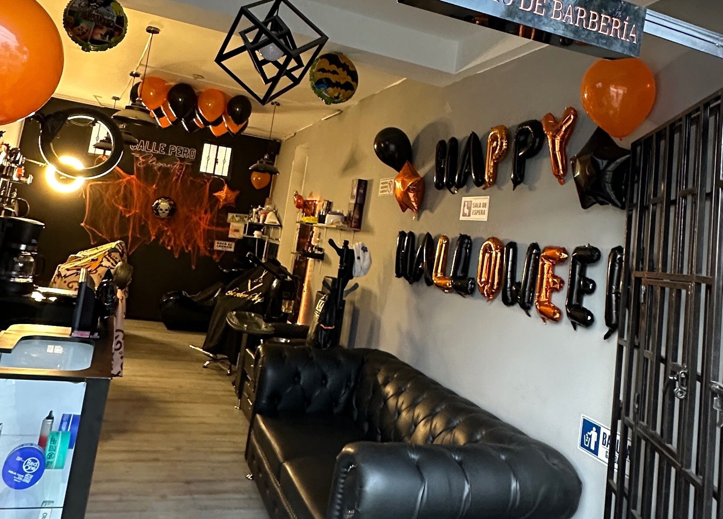 Decoración de Halloween en ImBarber18 - Nariño Sur, Bogotá, Bogotá, CO, con globos y luces cálidas.