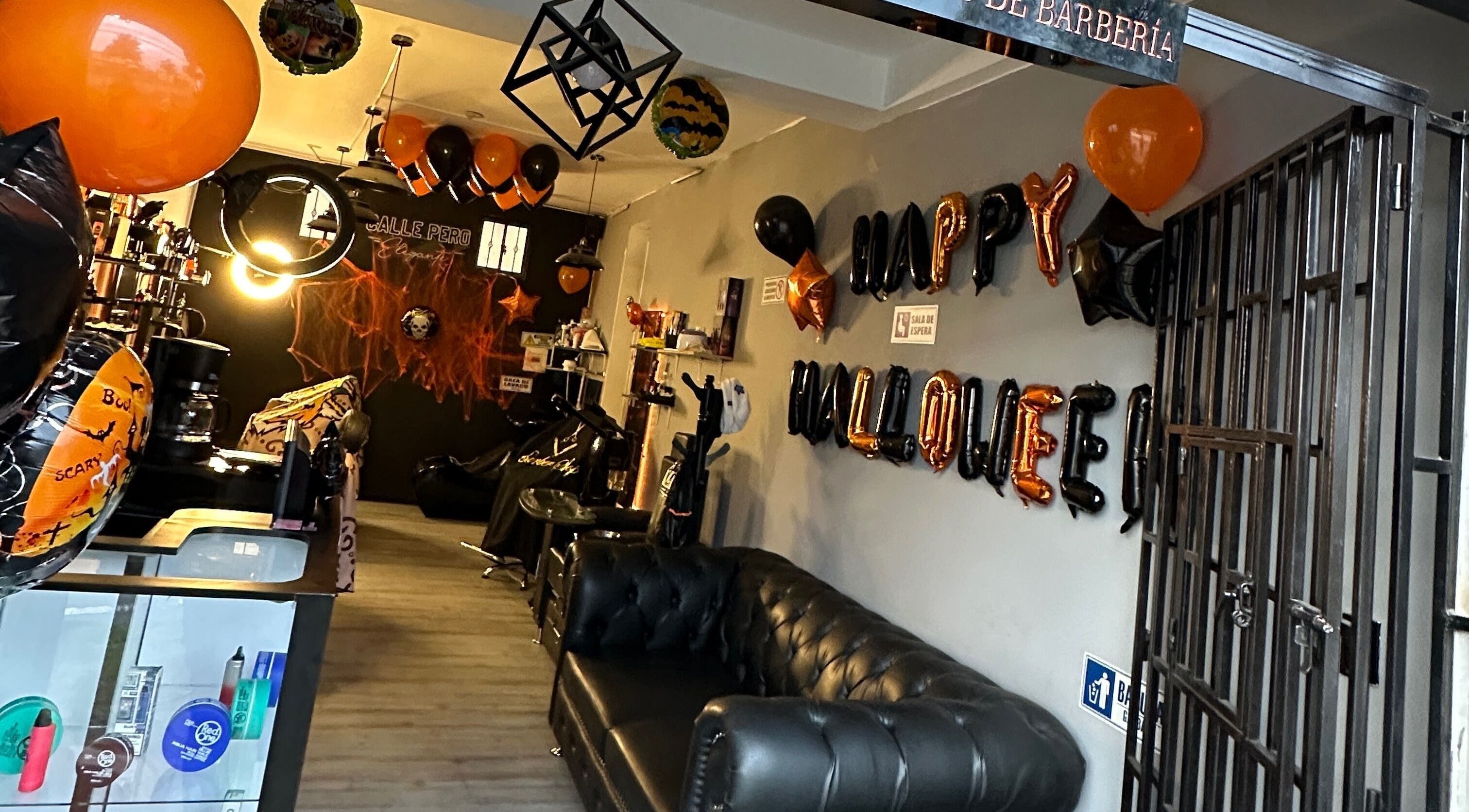 Decoración de Halloween en ImBarber18 - Nariño Sur, Bogotá, Bogotá, CO, con globos y luces cálidas.