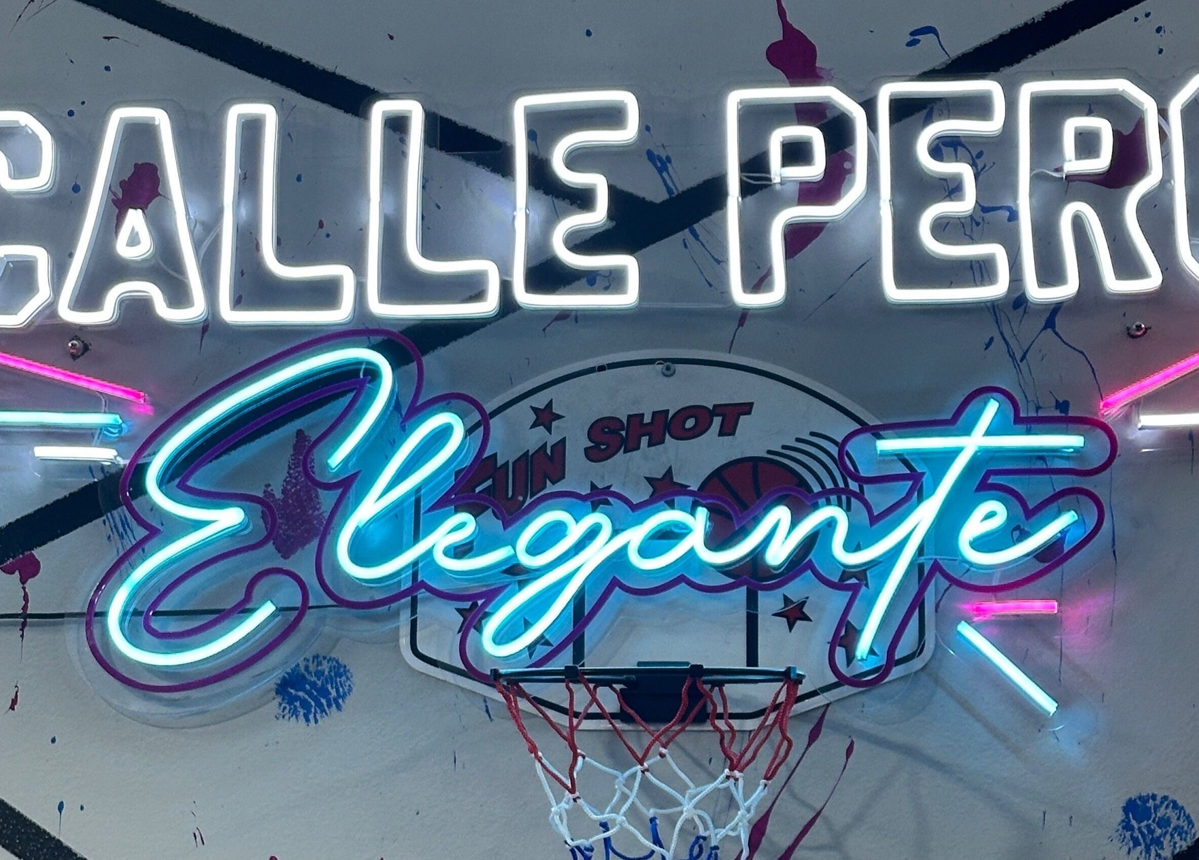 Letrero neón colorido en ImBarber18 - Nariño Sur, creando ambiente moderno en Bogotá, Bogotá, CO.