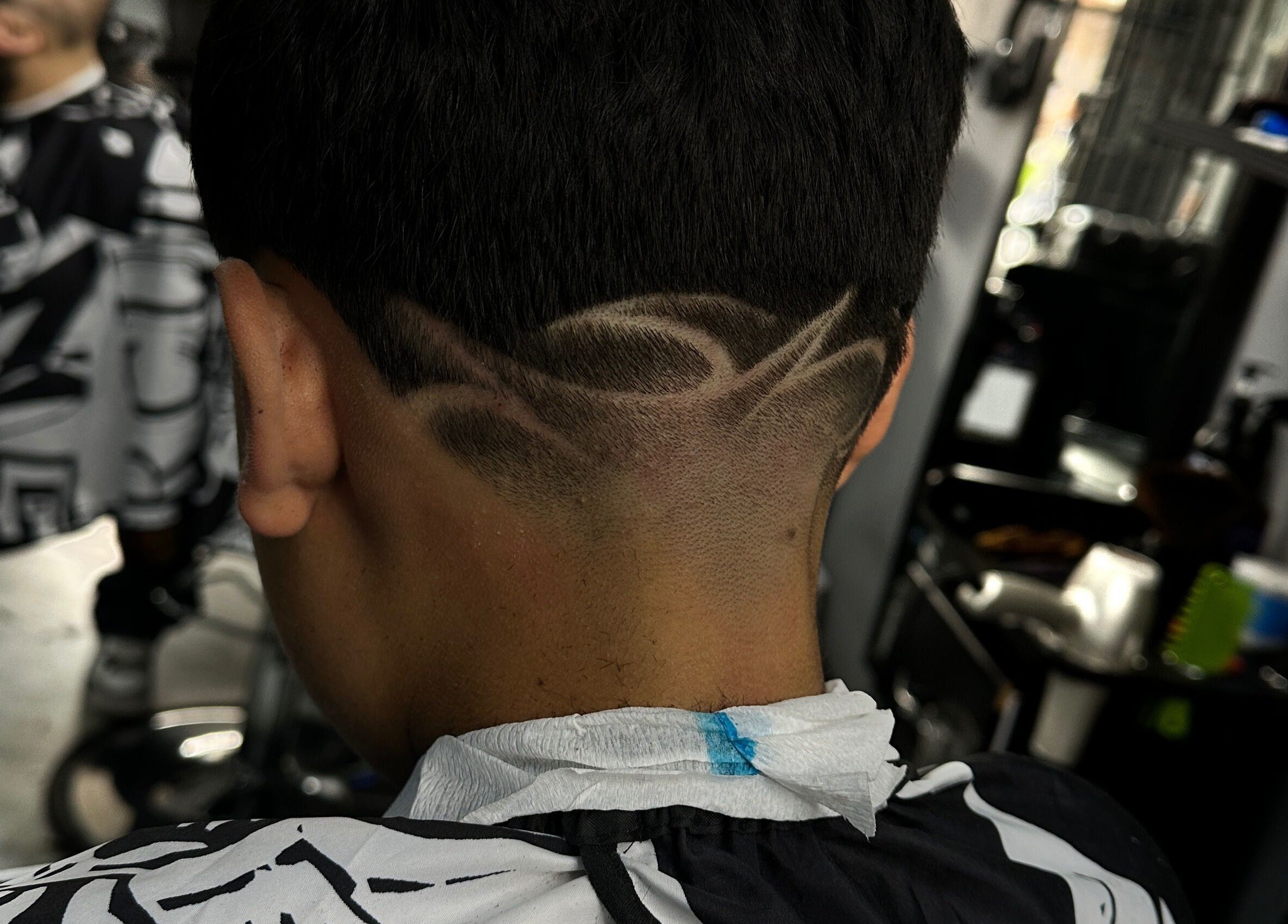 Corte de cabello moderno en ImBarber18 - Nariño Sur, Bogotá, Bogotá, CO, con diseño creativo en la nuca.