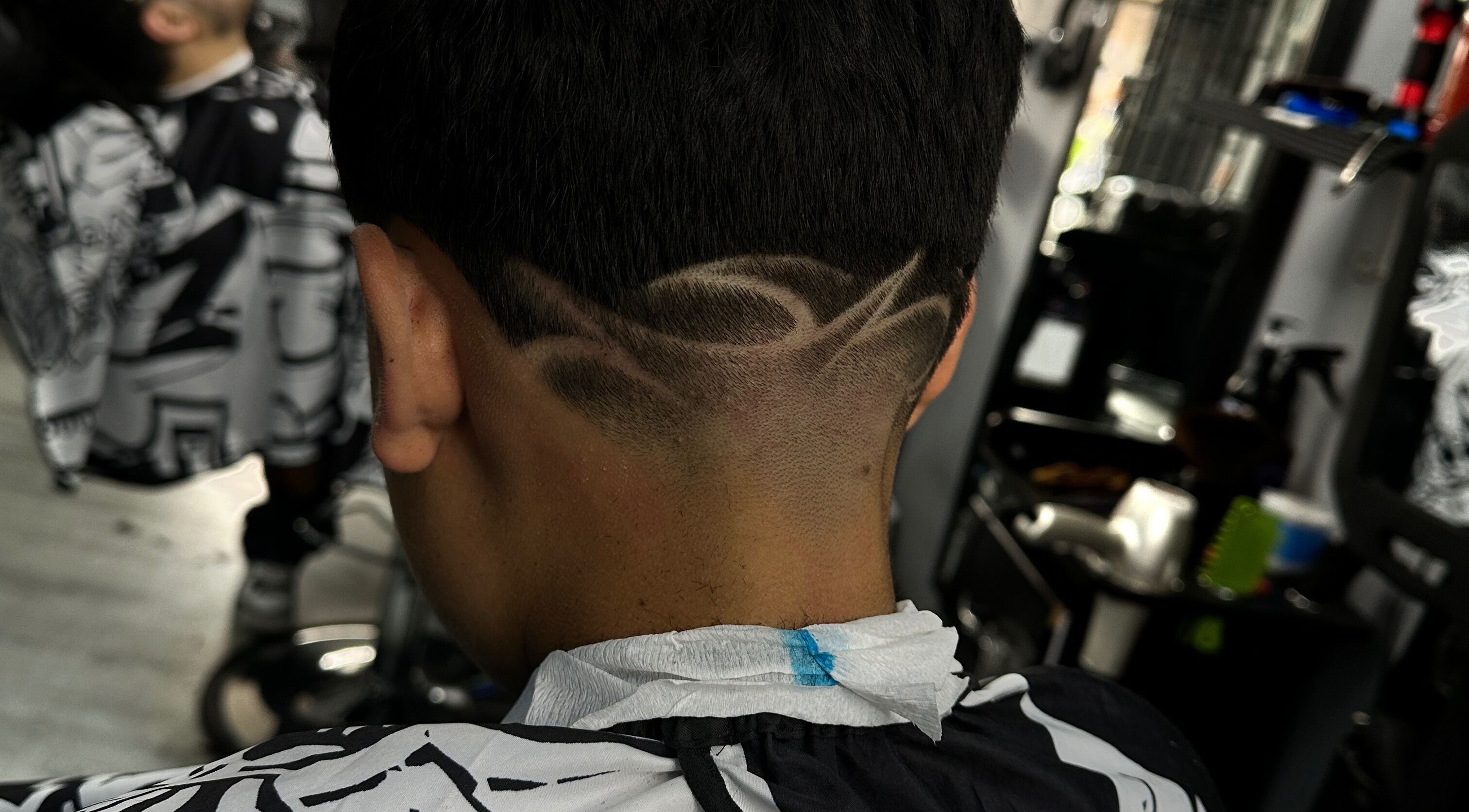 Corte de cabello moderno en ImBarber18 - Nariño Sur, Bogotá, Bogotá, CO, con diseño creativo en la nuca.