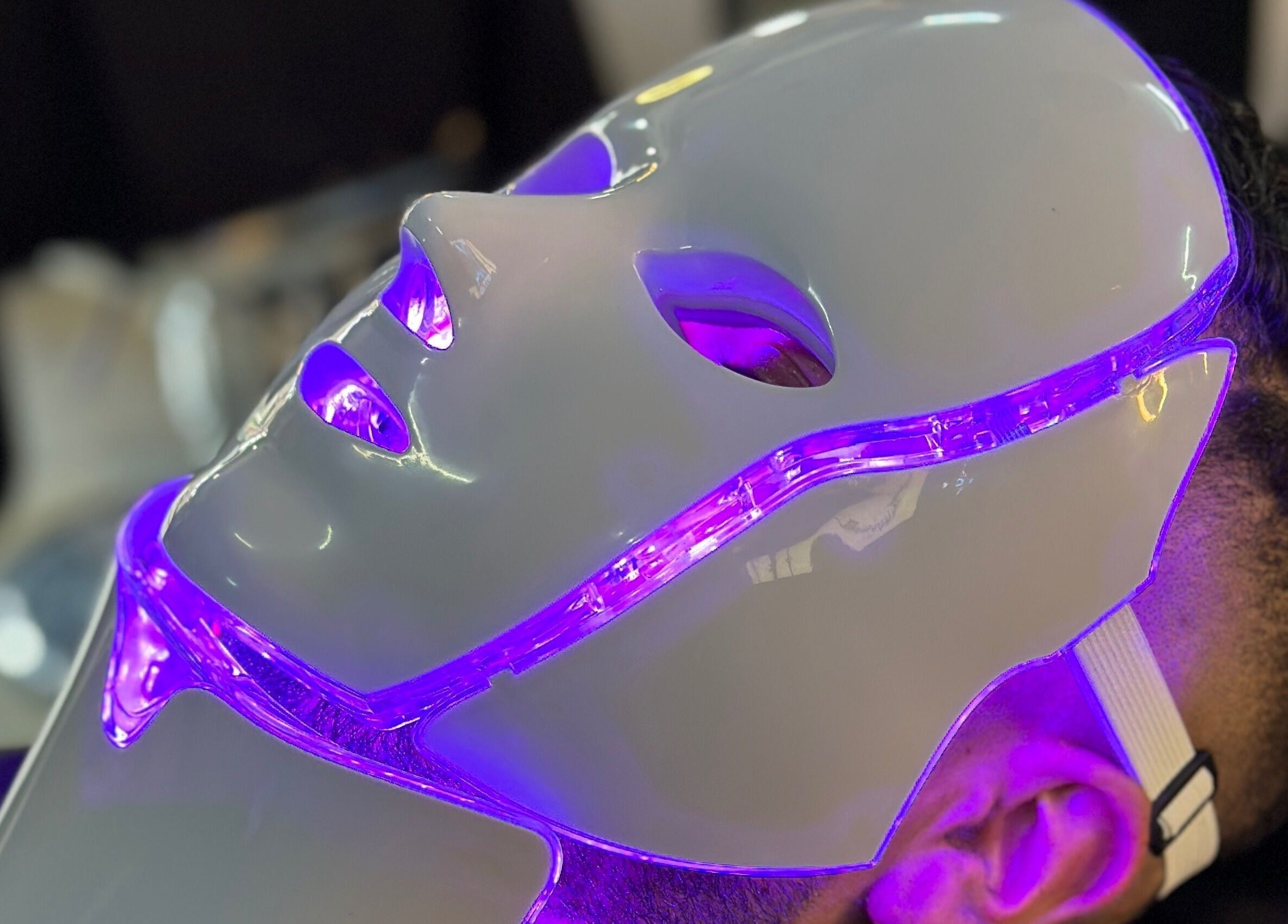 Máscara facial LED en ImBarber18 - Nariño Sur, Bogotá, Bogotá, CO, promoviendo relajación y cuidado facial.