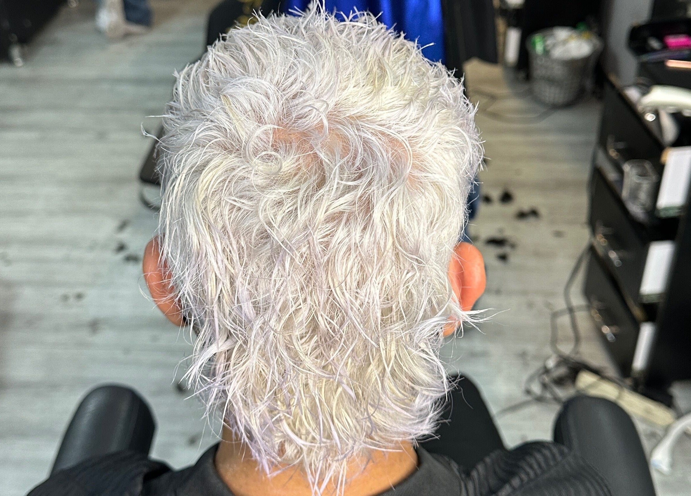 Estilo de cabello rubio platino en ImBarber18 - Nariño Sur, Bogotá, Bogotá, CO.