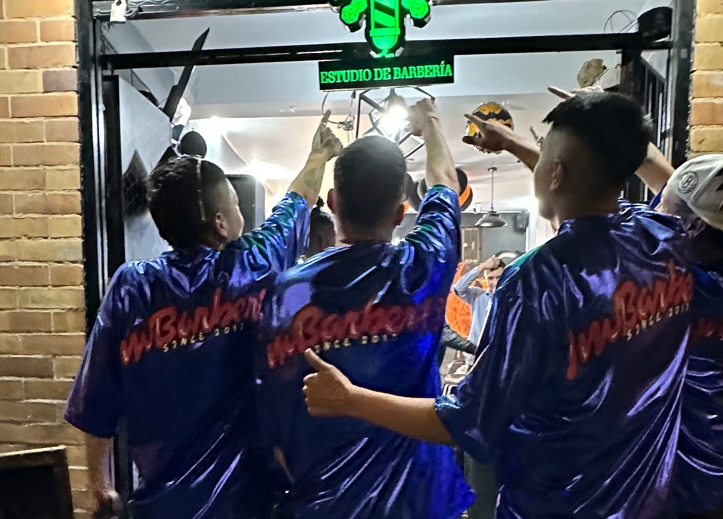 Equipo de ImBarber18 - Nariño Sur celebrando en el exterior de la barbería en Bogotá, Bogotá, CO.
