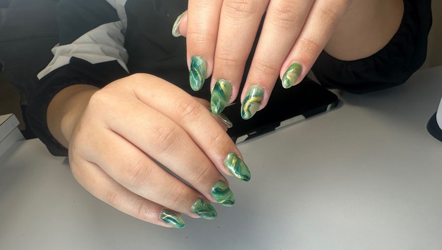Uñas artísticas verdes en Paola Marie’s Hair Do, Caguas, Caguas, PR.