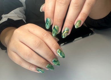 Uñas artísticas verdes en Paola Marie’s Hair Do, Caguas, Caguas, PR.