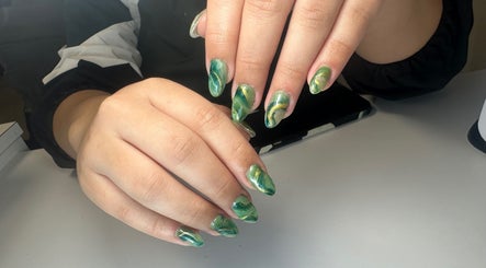 Uñas artísticas verdes en Paola Marie’s Hair Do, Caguas, Caguas, PR.