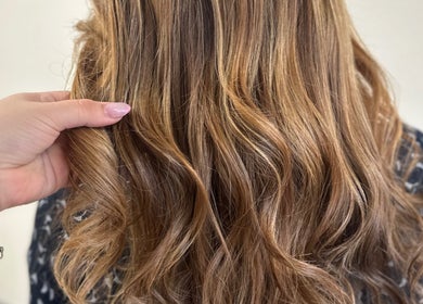 Hermosos rizos dorados en Paola Marie’s Hair Do, Caguas, Caguas, PR.