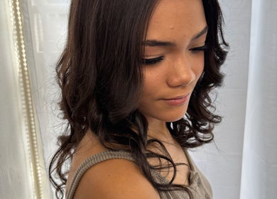 Peinado romántico y ondulado en Paola Marie’s Hair Do, Caguas, Caguas, PR.