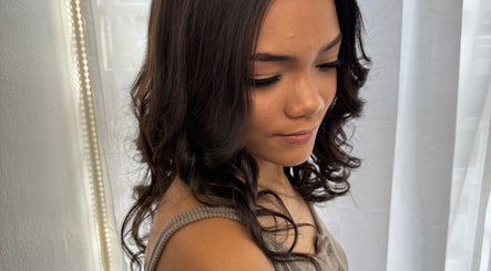 Peinado romántico y ondulado en Paola Marie’s Hair Do, Caguas, Caguas, PR.