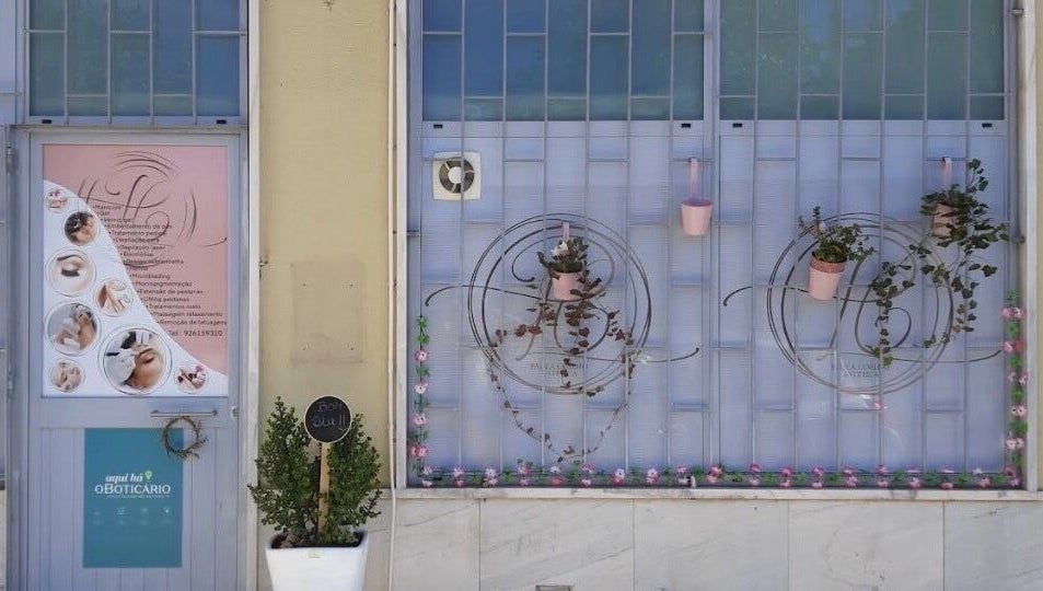 Entrada de Ana Melo - Estética & Cosmetologia Avançada em Agualva-Cacém, Agualva, PT, decorada com vasos e flores.