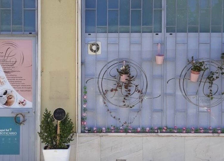 Entrada de Ana Melo - Estética & Cosmetologia Avançada em Agualva-Cacém, Agualva, PT, decorada com vasos e flores.