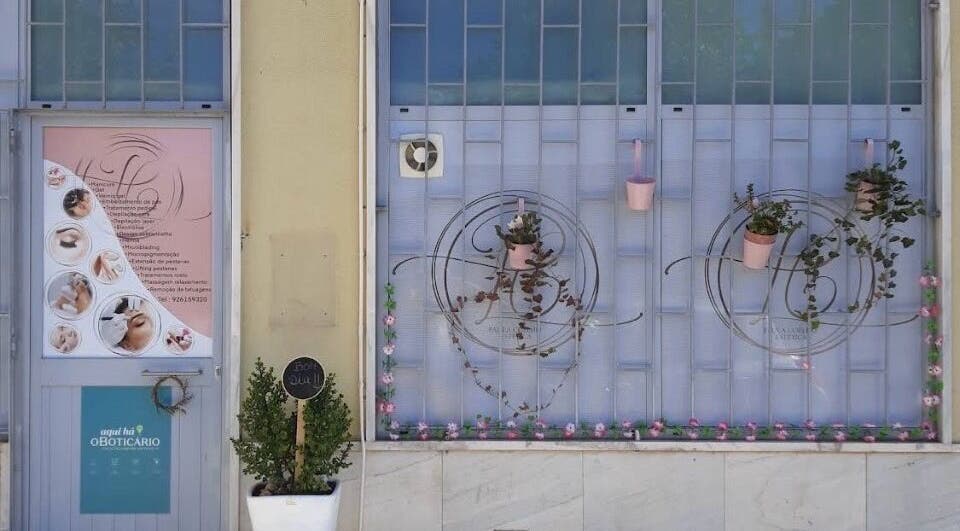 Entrada de Ana Melo - Estética & Cosmetologia Avançada em Agualva-Cacém, Agualva, PT, decorada com vasos e flores.