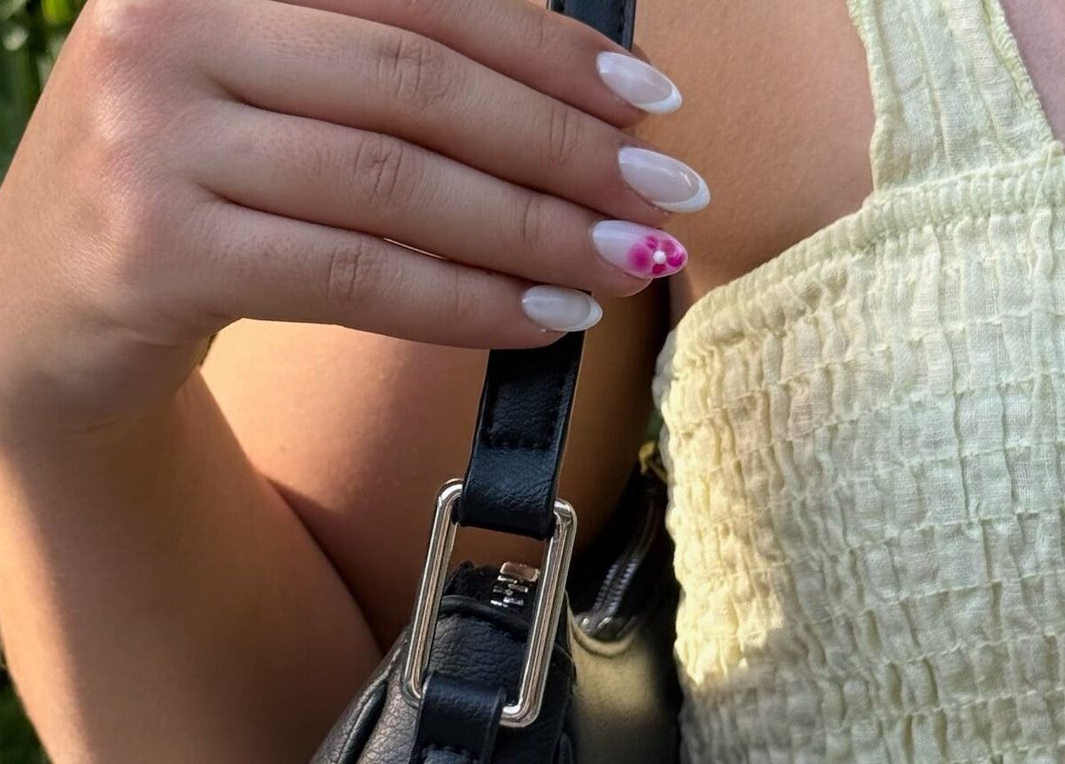 Mano con uñas decoradas de Uñas pies y más Real De Caná en Ciudad De Villa De Álvarez, Colima, MX.