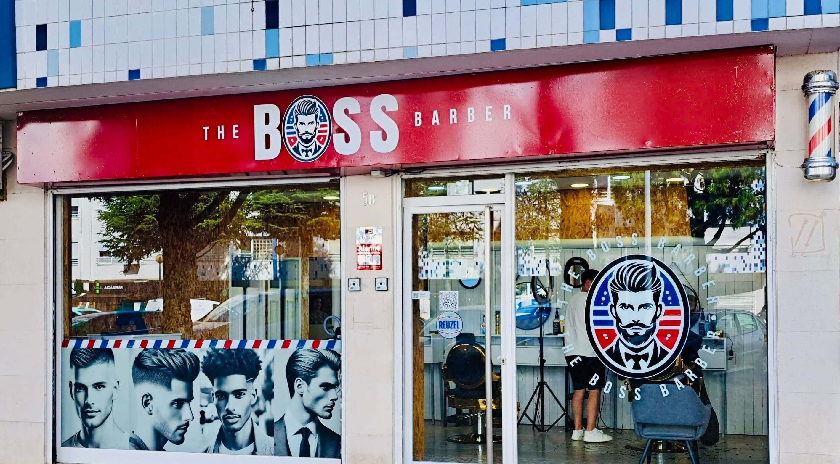 Entrada da THE BOSS BARBER em Lisboa, Lisboa, PT, destacando fachada moderna com design arrojado.