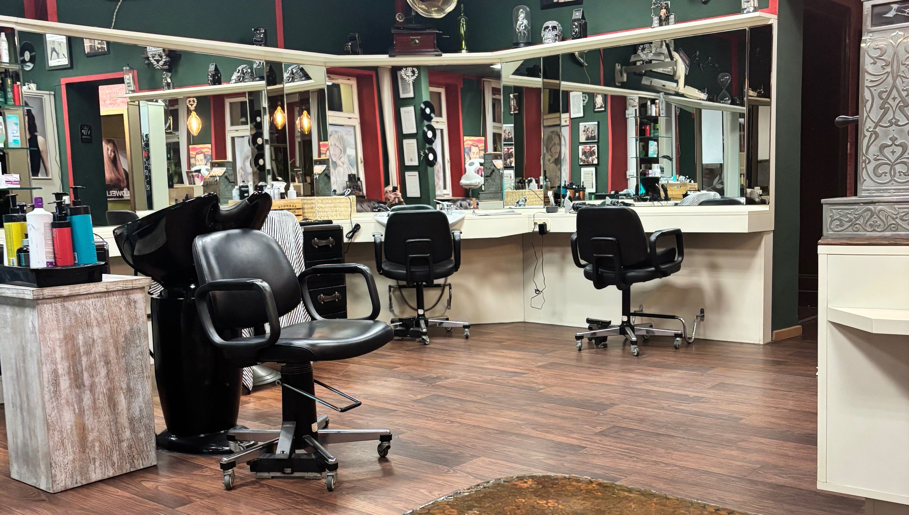 Moderne Einrichtung bei Roy‘s Friseurteam in Berlin, Berlin, DE. Elegante Friseurstühle und Spiegel.