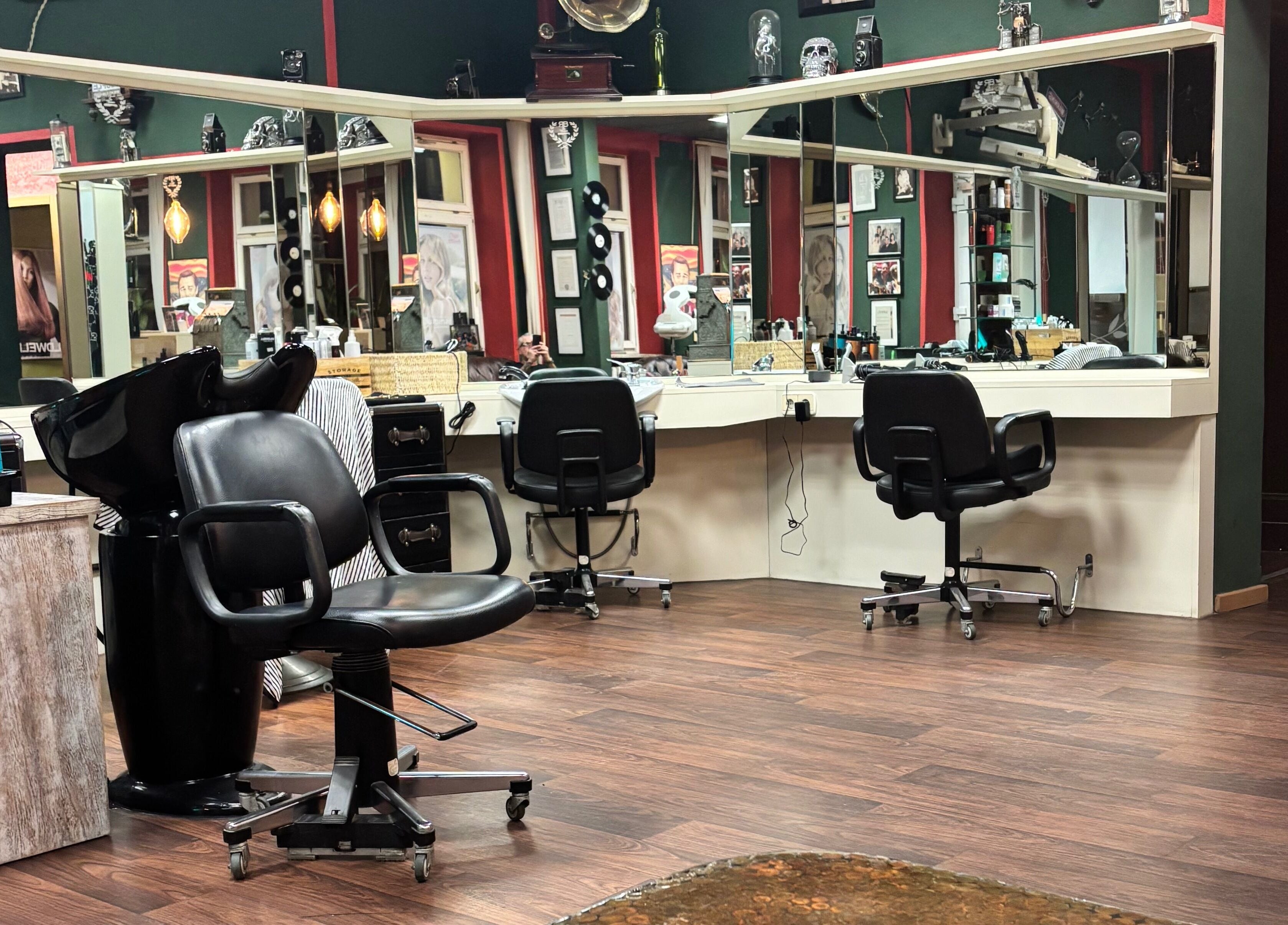 Moderne Einrichtung bei Roy‘s Friseurteam in Berlin, Berlin, DE. Elegante Friseurstühle und Spiegel.