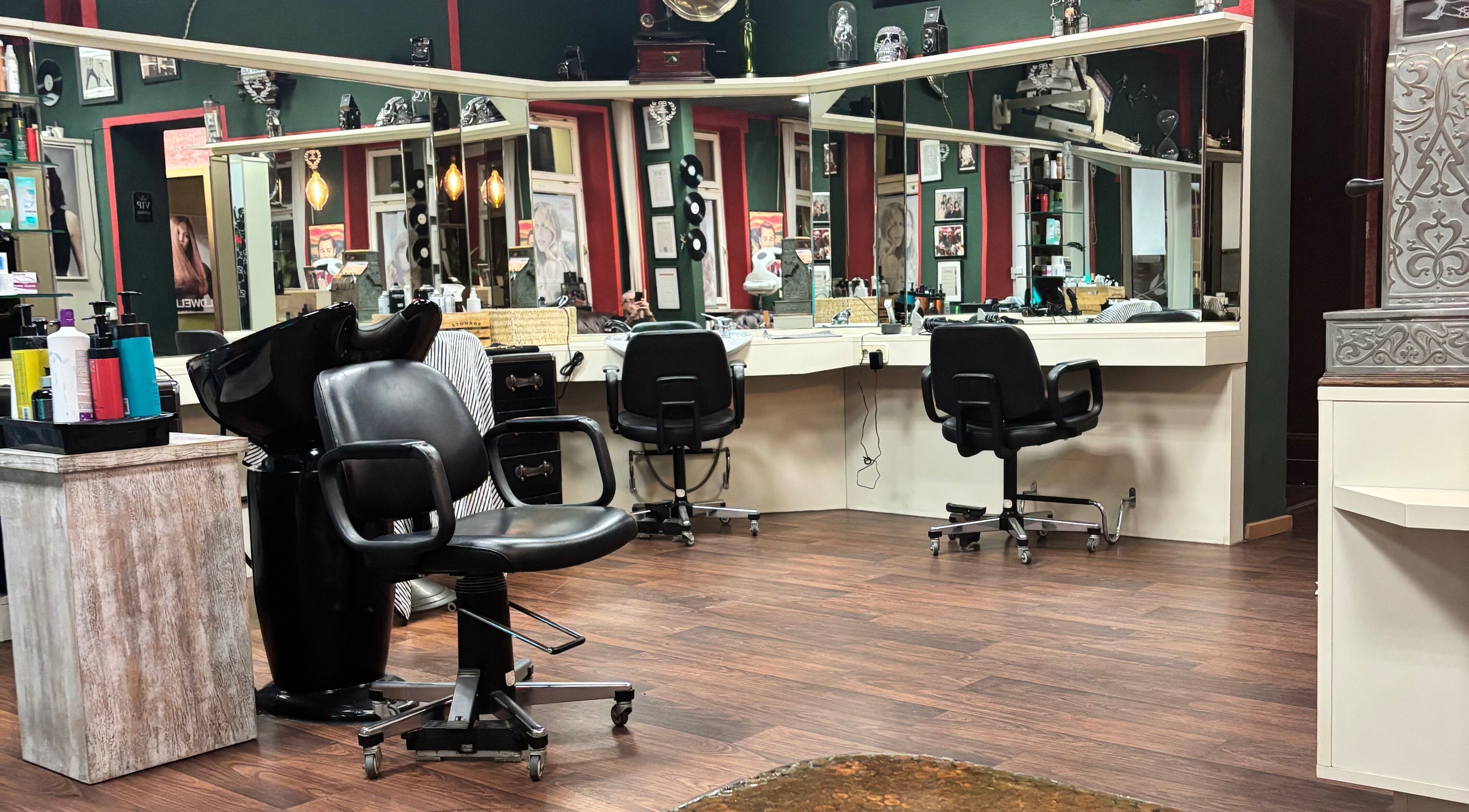 Moderne Einrichtung bei Roy‘s Friseurteam in Berlin, Berlin, DE. Elegante Friseurstühle und Spiegel.
