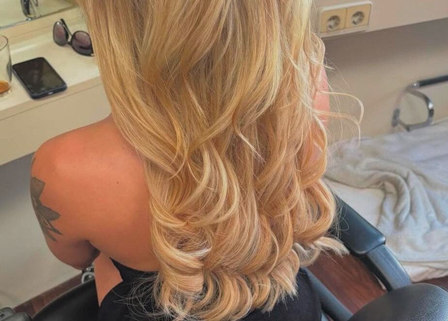 Blondes Haarstyling im Roy‘s Friseurteam, Berlin, Berlin, DE zeigt elegante Wellen.