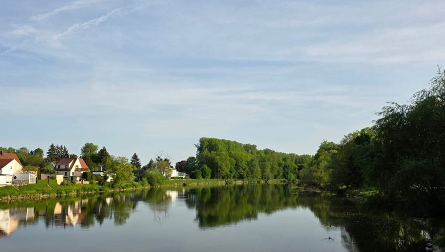 Malerische Flusslandschaft nahe Yinyang - Wellness.de in Dillingen, Bayern, DE, umgeben von grüner Natur.