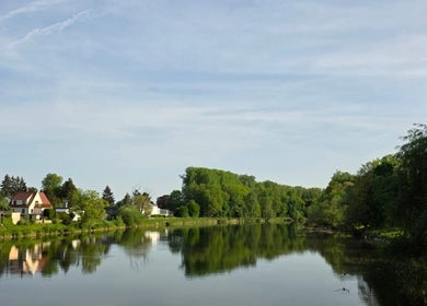 Malerische Flusslandschaft nahe Yinyang - Wellness.de in Dillingen, Bayern, DE, umgeben von grüner Natur.